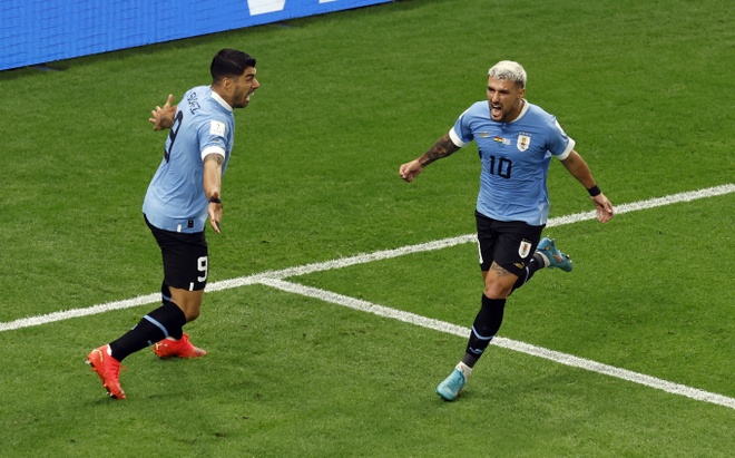 Uruguay 2-0 Ghana: Suarez lại kiến tạo